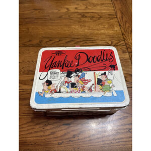 VGC YANKEE DOODLES Metal Lunch Box 1976 - LA Times Comic Strip - w/o Thermos